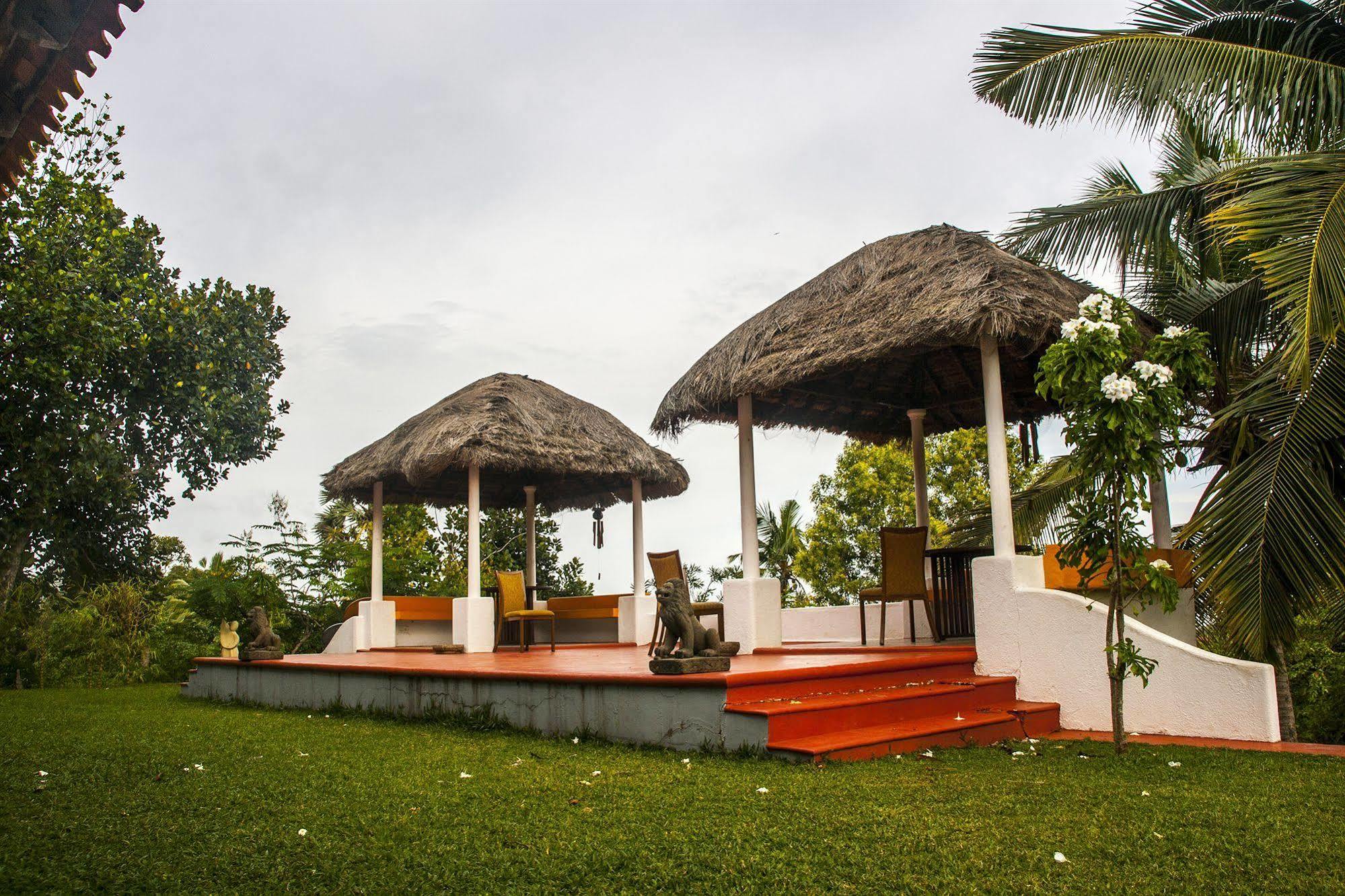 Over The Hill Poovar Esterno foto
